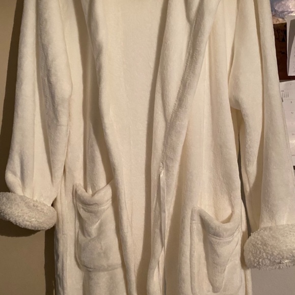 Hooded robe - Picture 6 of 7